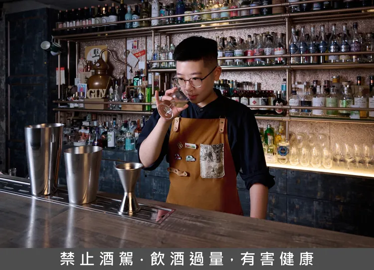 擁有超過 2,000 款世界琴酒收藏 的 Sidebar，是琴酒愛好者心中的朝聖之地。吉力酒藏提供