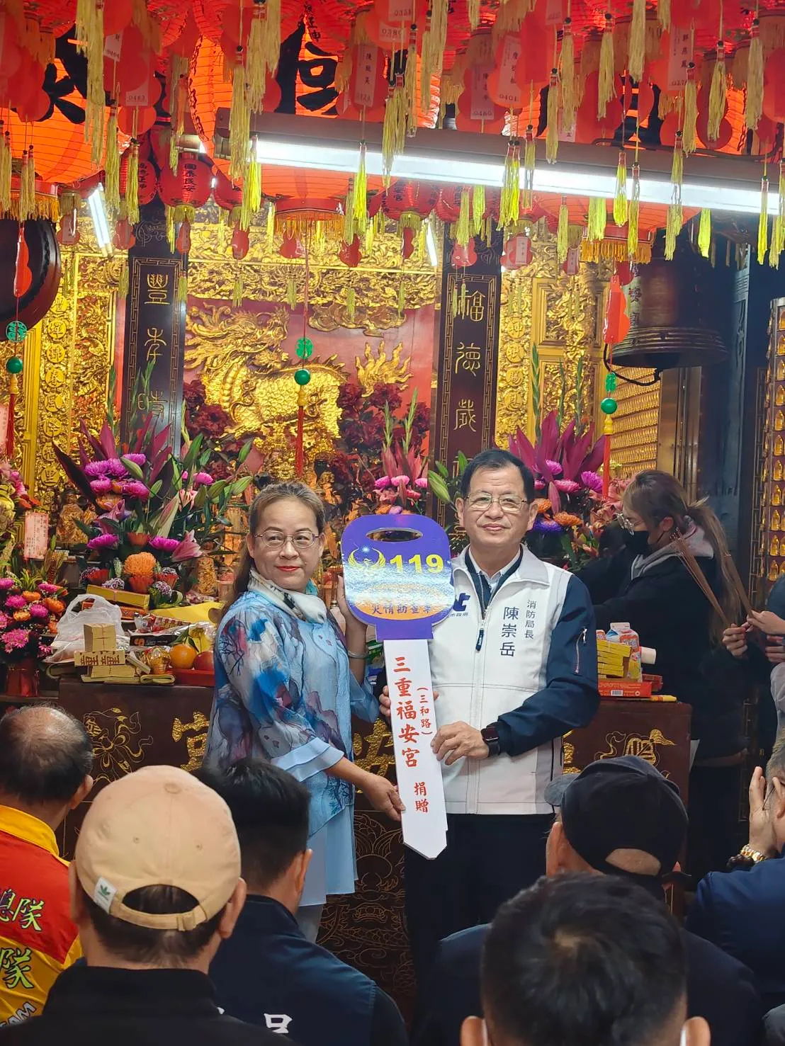 三重福安宮主委莊佩琴女士(左1)捐贈災情勘查車及救護器材給新北市政府消防局，由局長陳崇岳(右1)代表受贈。翻攝畫面