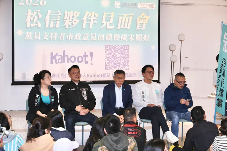 民眾黨松信夥伴見面會，台北市議員林珍羽（左起）、台北市議員張志豪、民眾黨前主席柯文哲、主席黃國昌、秘書長周榆修。莊宗達攝