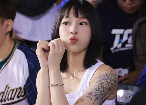 影｜女球迷坐观众席上「挺胸律动」爆红！真实身份曝光