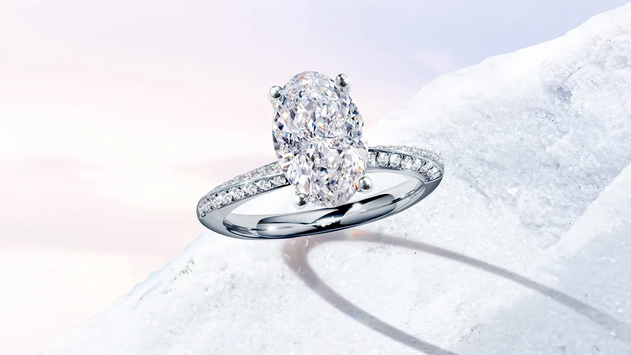 「Oval Knife Edge Pavé Engagement Ring」透過ALUXE My Ring Studio 設計靈感，打造經典與現代並存的婚戒風格。圖/ALUXE提供