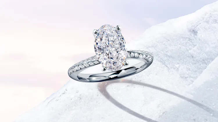 「Oval Knife Edge Pavé Engagement Ring」透過ALUXE My Ring Studio 設計靈感，打造經典與現代並存的婚戒風格。圖/ALUXE提供