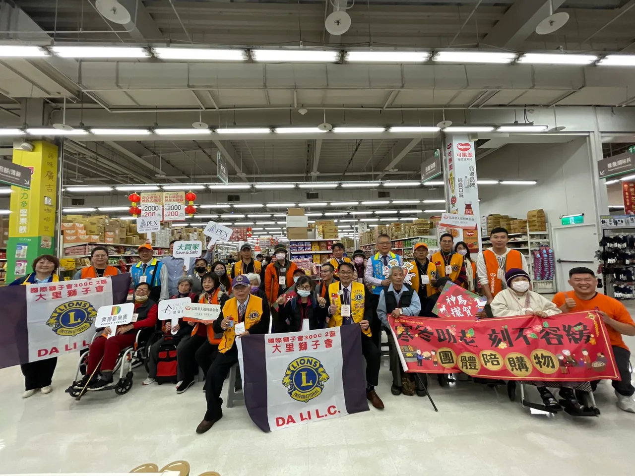 弘道基金會攜手中陽集團、大里獅子會，邀請15位獨居弱勢長輩到大買家國光店採買年貨。中陽集團提供