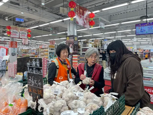 為亡夫撿回收還清醫藥債　公益團體伸援手！78歲嬤開心採買年貨