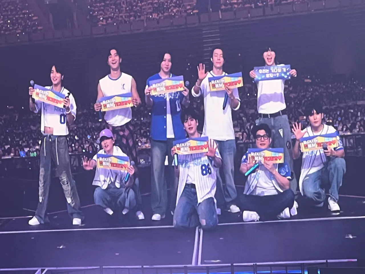 SJ拍照台化知道要喊YA，藝聲（後排右）舉錯面，全場瘋狂提醒他。讀者提供