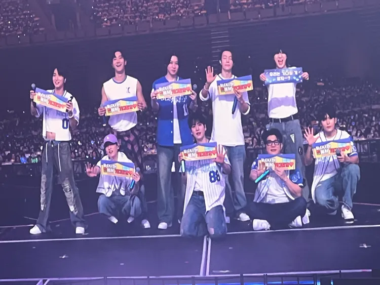 SJ拍照台化知道要喊YA，藝聲（後排右）舉錯面，全場瘋狂提醒他。讀者提供