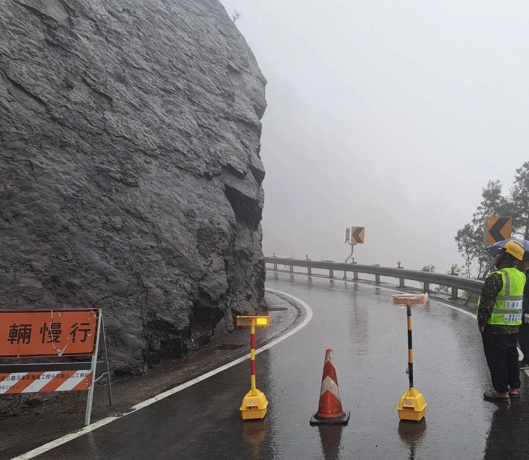 公路局獲報後已派員趕往現場封鎖道路。翻攝照片