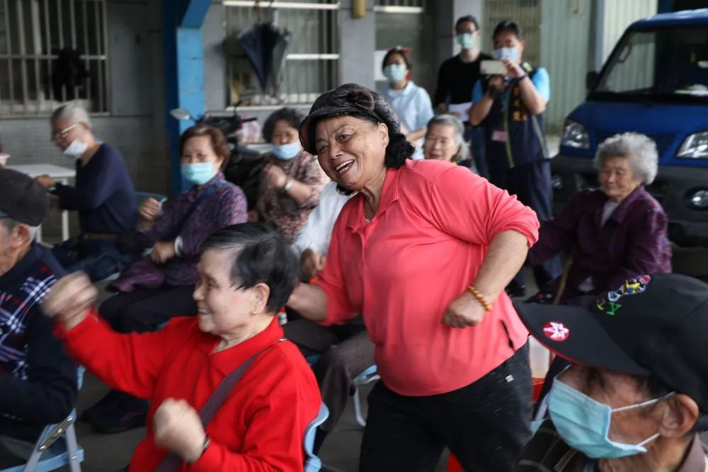 北市一般长者可持敬老卡在联医门诊刷卡扣抵。资料照片