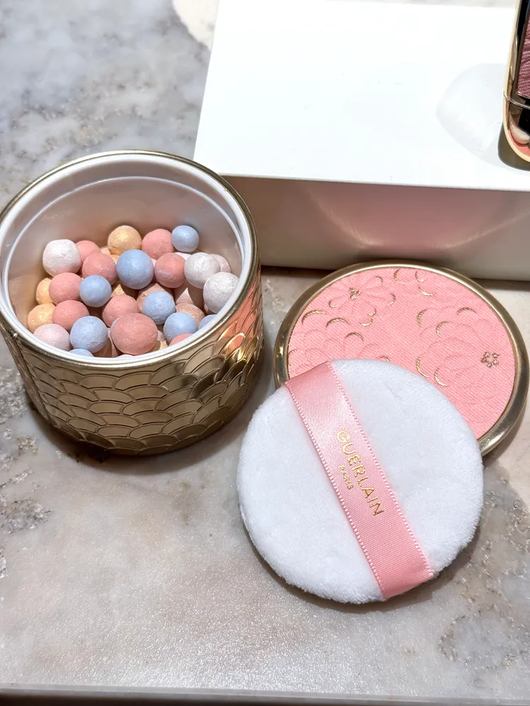 嬌蘭幻彩流星蜜粉球緹花丹寧限定版，3020元。張家玲攝