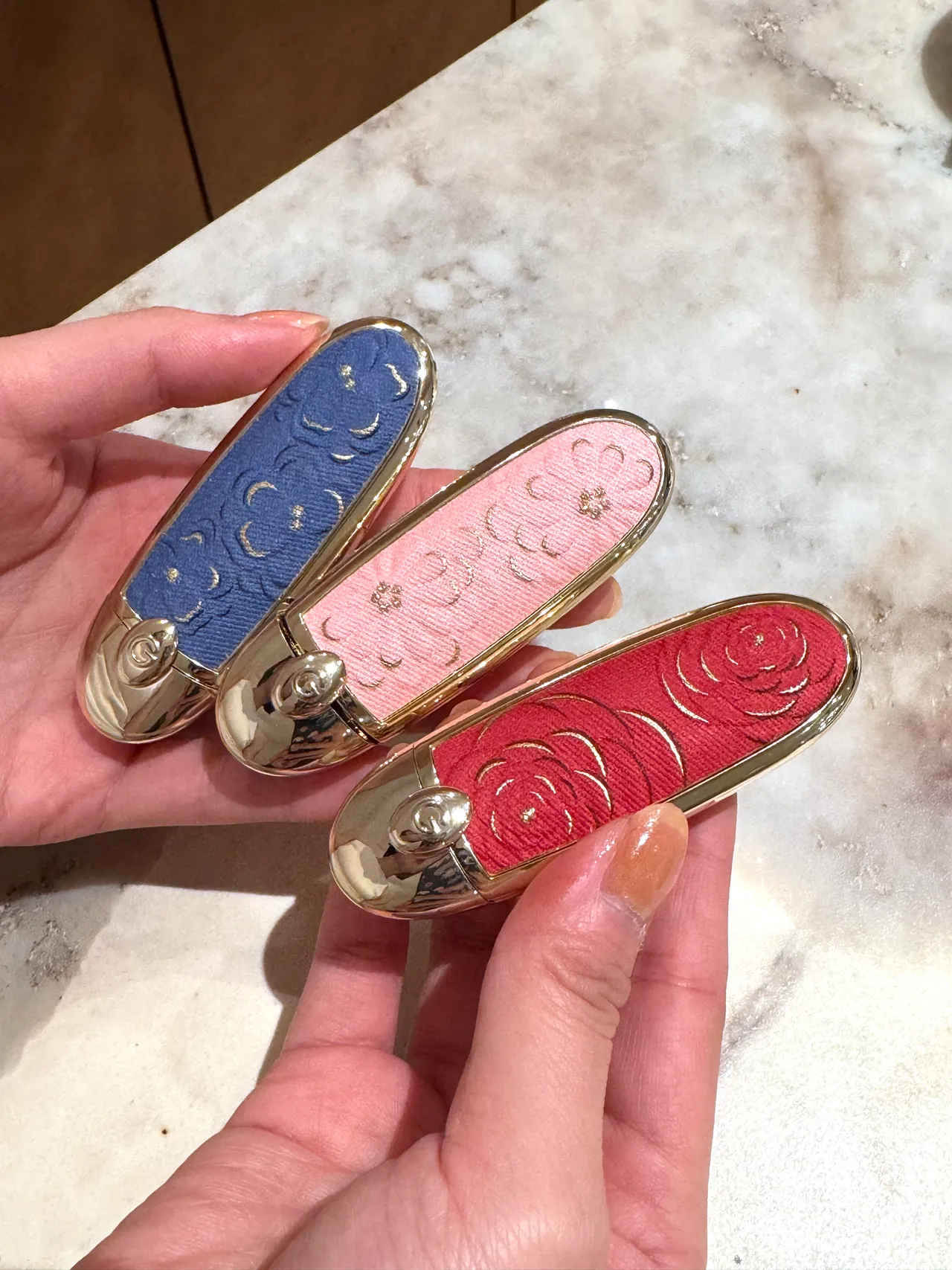 嬌蘭Rouge G紅寶之吻高訂唇膏彩殼，各1420元。張家玲攝