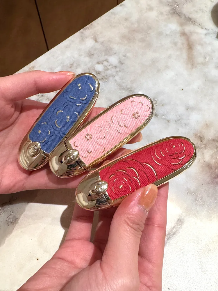 嬌蘭Rouge G紅寶之吻高訂唇膏彩殼，各1420元。張家玲攝