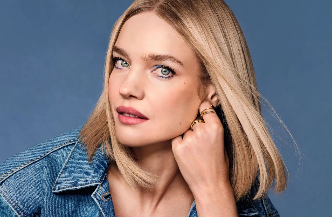 嬌蘭於2026年春季推出「BLOOMING DENIM 緹花丹寧」限定系列彩妝。品牌提供