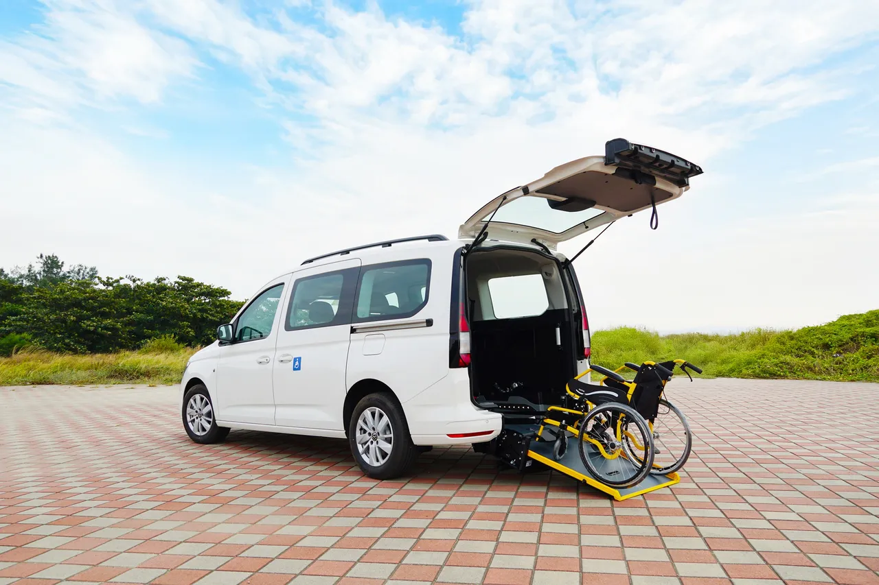Caddy Maxi福祉車由福斯商旅原廠認證的專業改裝夥伴操刀，從輪椅斜坡板到各式專用固定與輔助套件，皆依循全球統一的高規格標準執行。業者提供