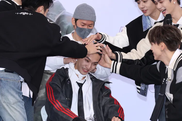 看到煥鈞變寸頭，團員新奇圍摸。莊宗達攝