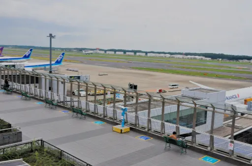 成田機場風勢增強　機身左右大搖晃！已10航班被迫轉降