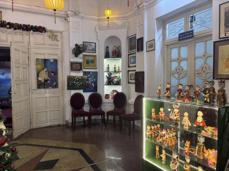 河內有幾間知名的水上木偶戲院，為不少遊客必遊景點，頗受歡迎。偶戲的故事多為傳統的越南民間故事和神話。中央社