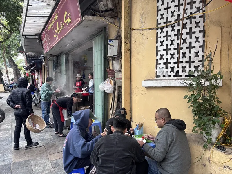 河内有几间知名的水上木偶戏院，为不少游客必游景点，颇受欢迎。偶戏的故事多为传统的越南民间故事和神话。 中央社