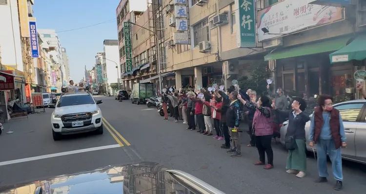 民進黨高雄市長初選進入衝刺階段，立委許智傑6日持續掃街，並發布最新催票影片。翻攝影片