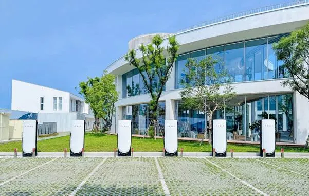 Tesla近日啟用台灣首座V4第四代超級充電站，即「宜蘭 – 德築宇宙總部」超級充電站，全新外觀搭配更長的充電槍線，進一步提升車主使用便利性與效率，2026年度也即將有更多V4超級充電站點在台開放。原廠照片  