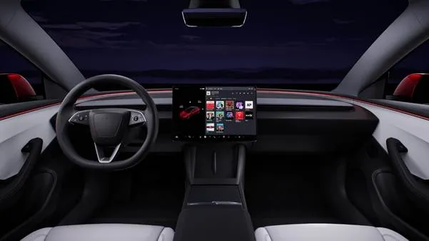 Model 3獲全球各大洲權威機構五星安全評級，全系配備全景玻璃車頂、256色環艙氛圍燈、加熱與通風座椅、前後雙排觸控螢幕，專為長途旅程的安全與舒適體驗打造。原廠照片