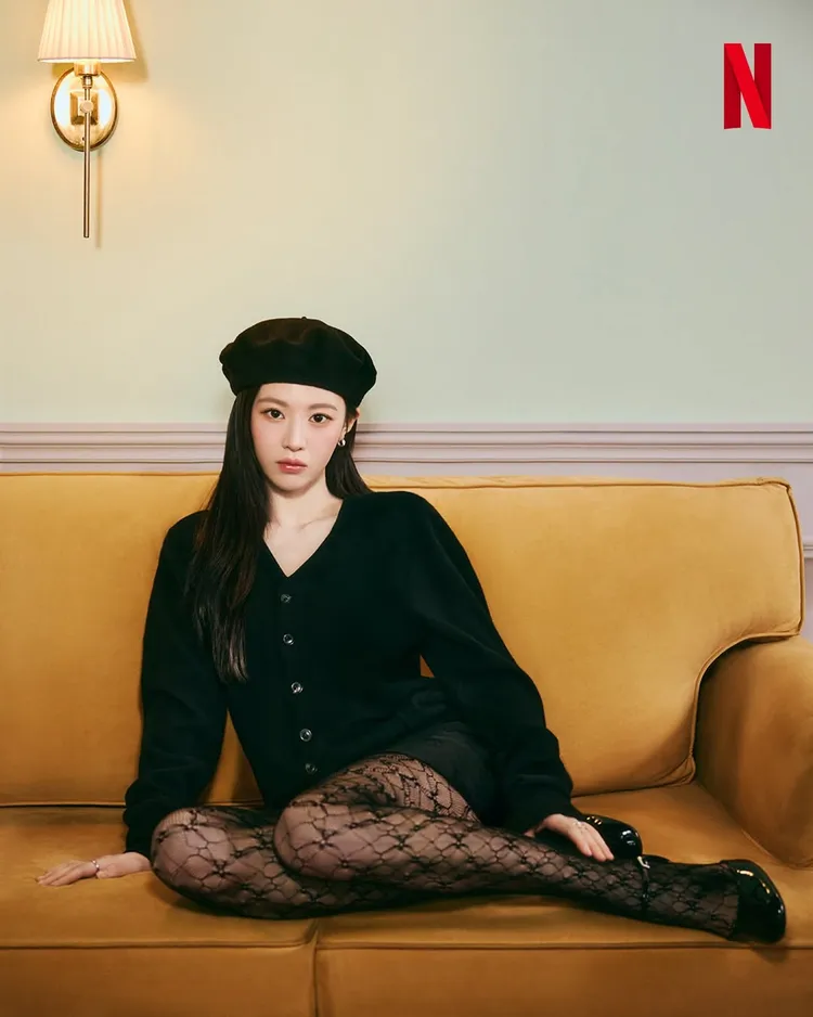 高允貞盤起腿來坐在沙發上的樣貌相當性感嫵媚。翻攝Netflixkr IG