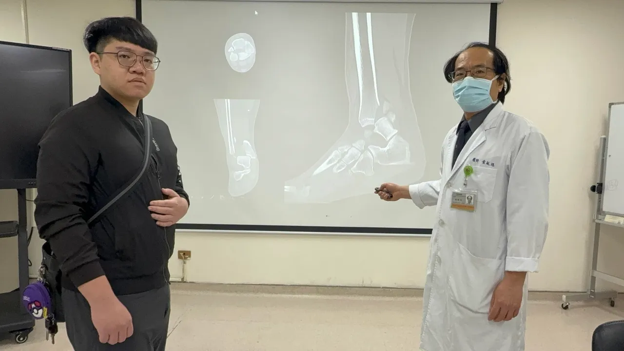 黃敏旭醫師（右）說明賈先生（左）下班途中車禍導致腳踝粉碎性骨折。台中醫院提供