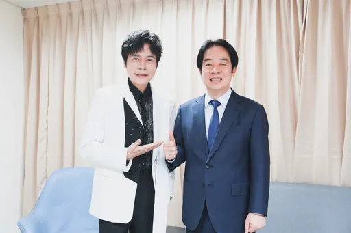 「寶島歌王」洪榮宏高雄開唱太猛了！　唱到一半總統賴清德竟坐在台下聽