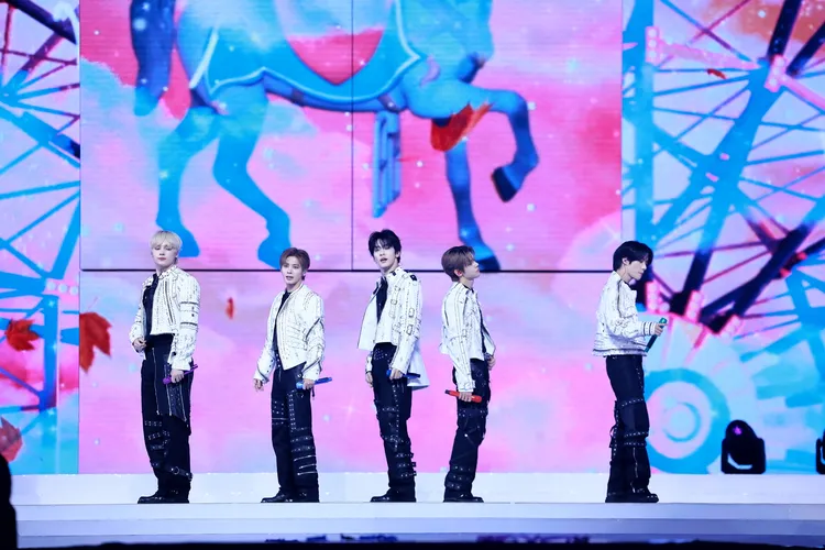 休寧凱（左起）、太顯、秀彬、然竣、杋圭熱力開唱。讀者提供