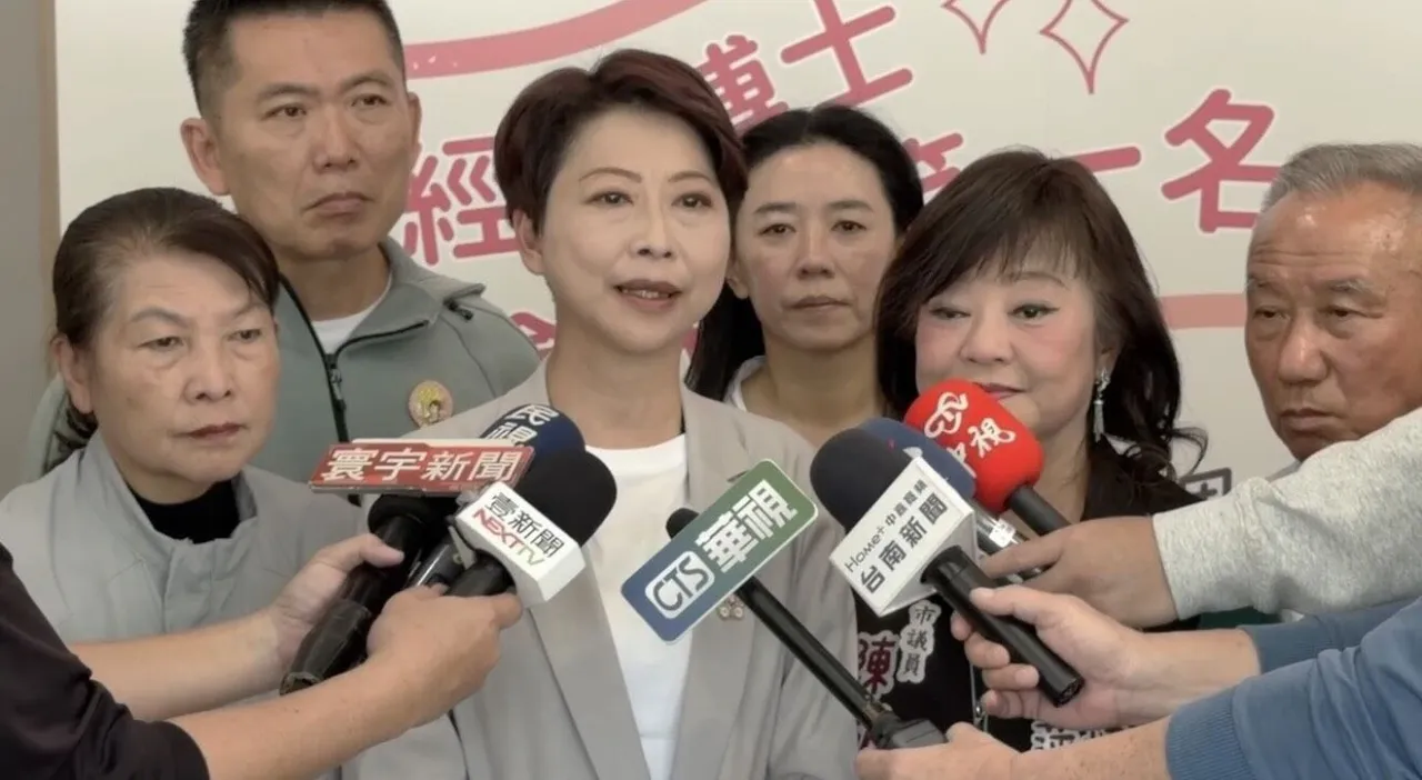 陳亭妃出線將代表民進黨參選下屆台南市長，她出面受訪喊出將對謝龍介「六戰六勝」，市議員也要「全壘打」。服務處提供