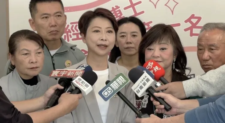 陳亭妃出線將代表民進黨參選下屆台南市長，她出面受訪喊出將對謝龍介「六戰六勝」，市議員也要「全壘打」。服務處提供