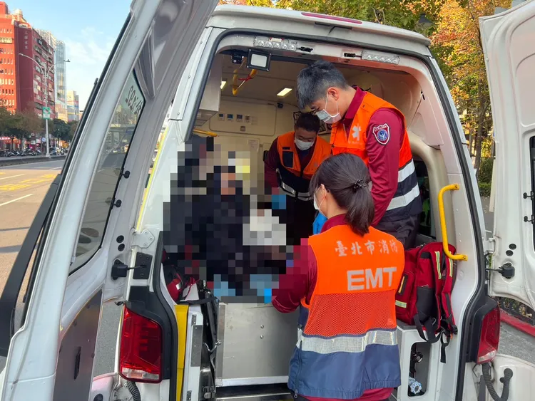 持刀女被強制送醫。捷警提供