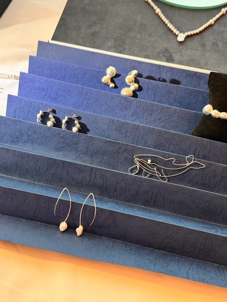 珠寶品牌Eunice Kuo Metalwork本季推出俐落中性的魚形線條飾品。劉旻君攝