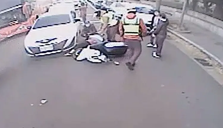 古姓騎士倒地，救護人員上前搶救。民眾提供