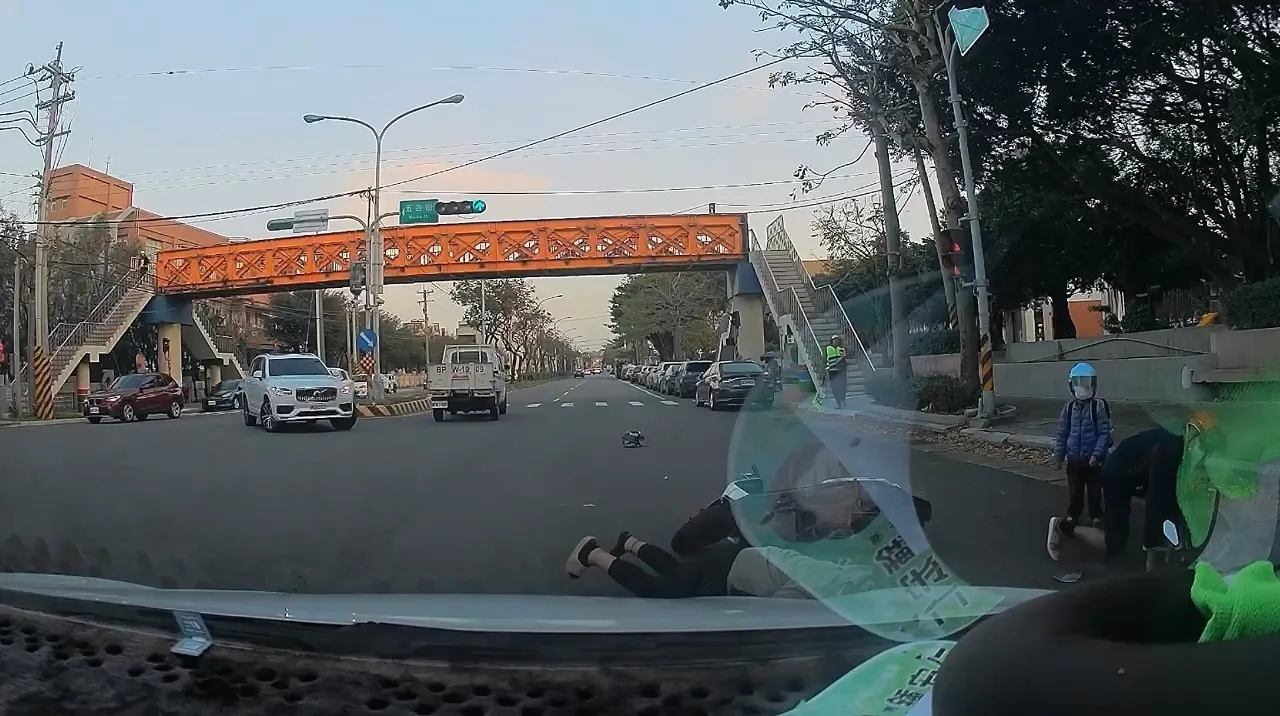 背著书包的男童自行起身没有大碍。民众提供