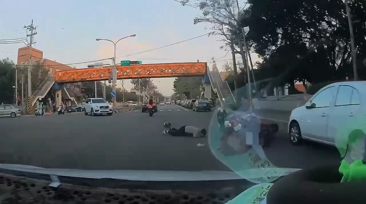 古姓骑士倒地不起，直到救护人员到场才睁眼回应。民众提供