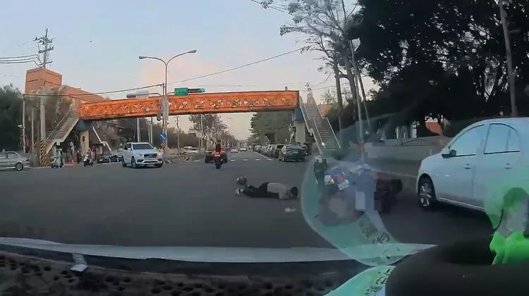 古姓騎士倒地不起，直到救護人員到場才睜眼回應。民眾提供