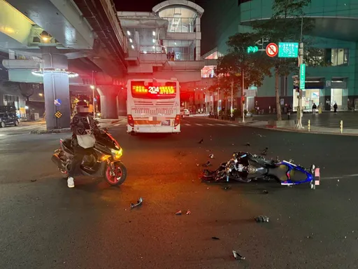 騎太快！重機急煞摔滑撞上左轉公車　男騎士翻滾多圈險捲車底