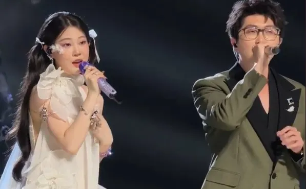 星二代歌手跨年最惨烈舞台！抢拍、走音惨不忍睹　向合唱者道歉