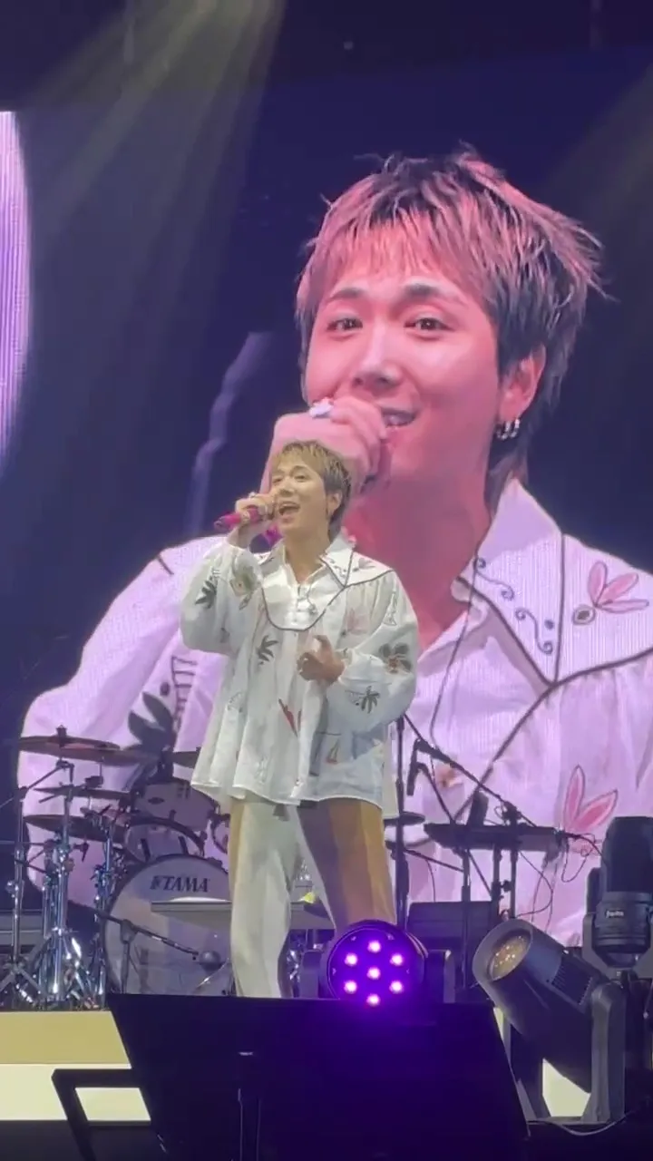 李洪基即興改詞，把《壞女人》歌詞改成《奇怪的男人》。讀者提供