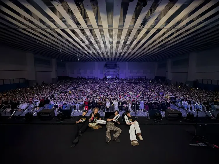 FTISLAND與滿滿的粉絲大合照。翻攝FTISLAND IG