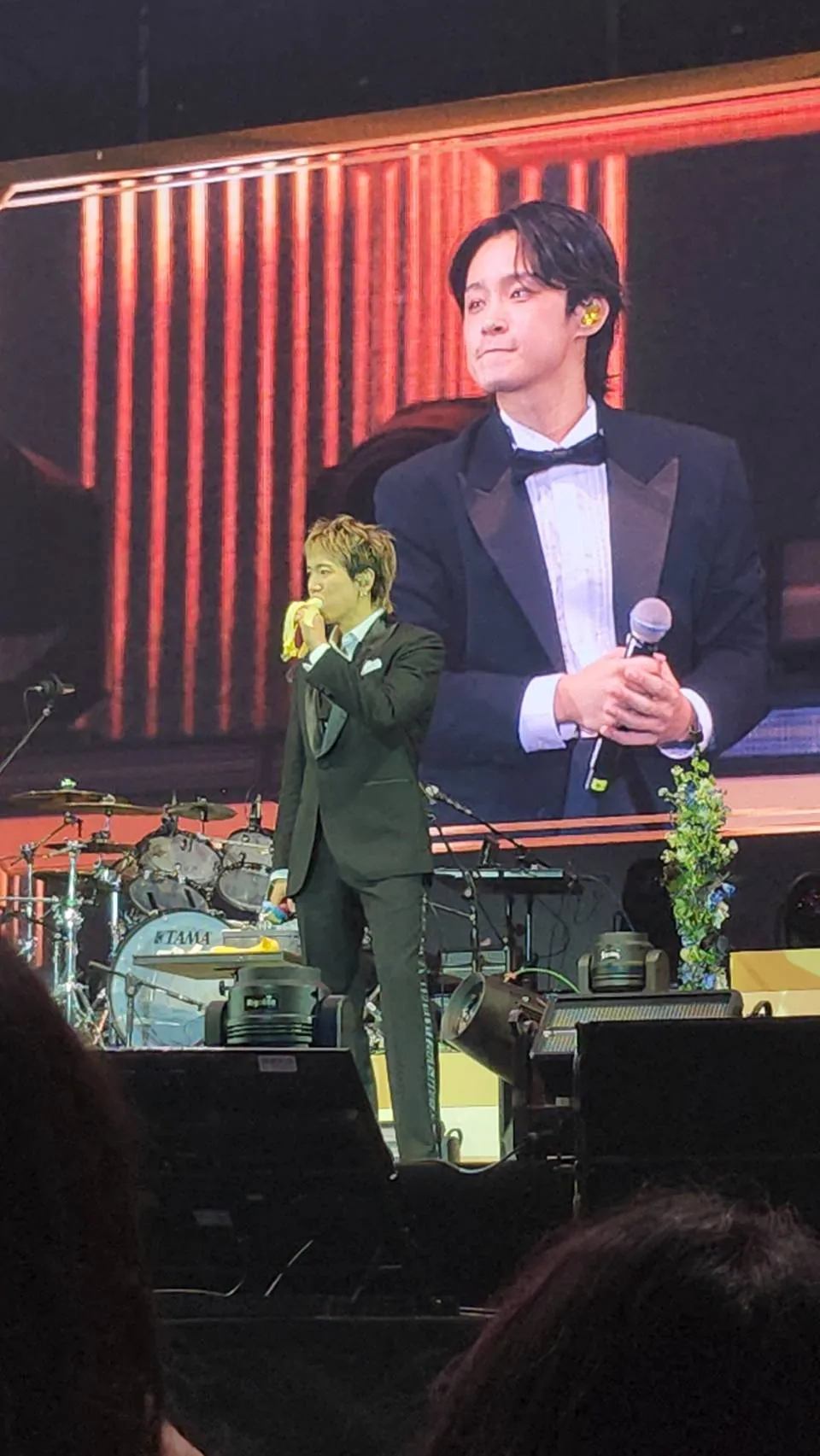 李洪基演唱會上直接吃起香蕉。讀者提供