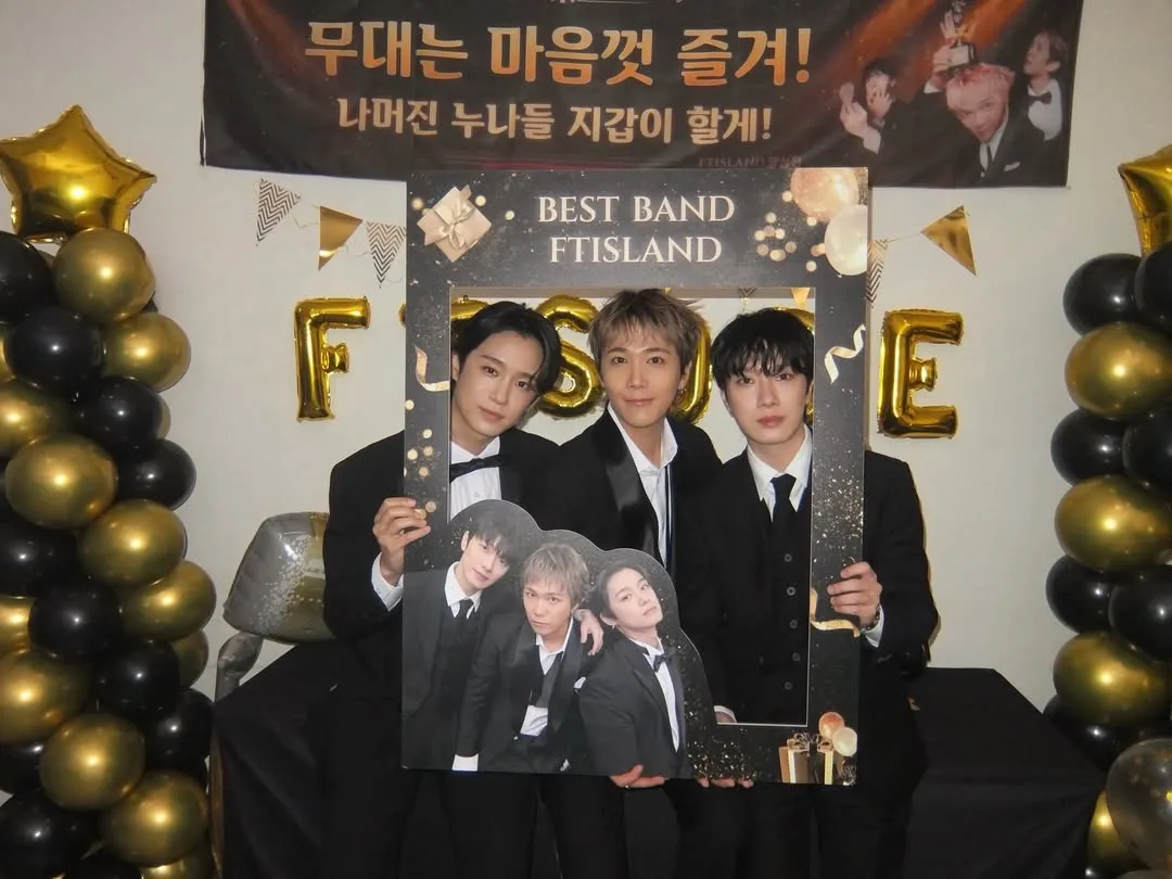 李在真（左起）、李洪基、崔敏煥穿西裝盛裝出席。翻攝FTISLAND IG