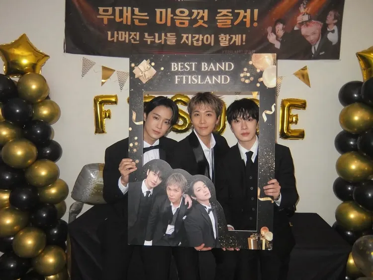 李在真（左起）、李洪基、崔敏煥穿西裝盛裝出席。翻攝FTISLAND IG