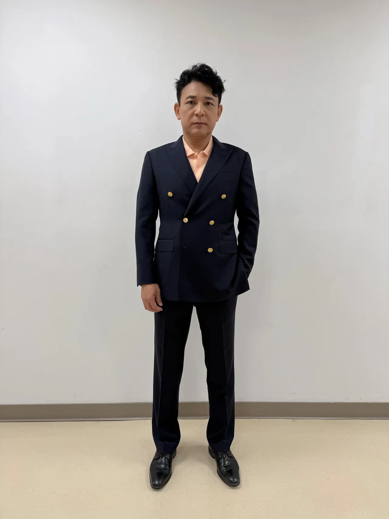 胡鴻達飾演房仲。民視提供