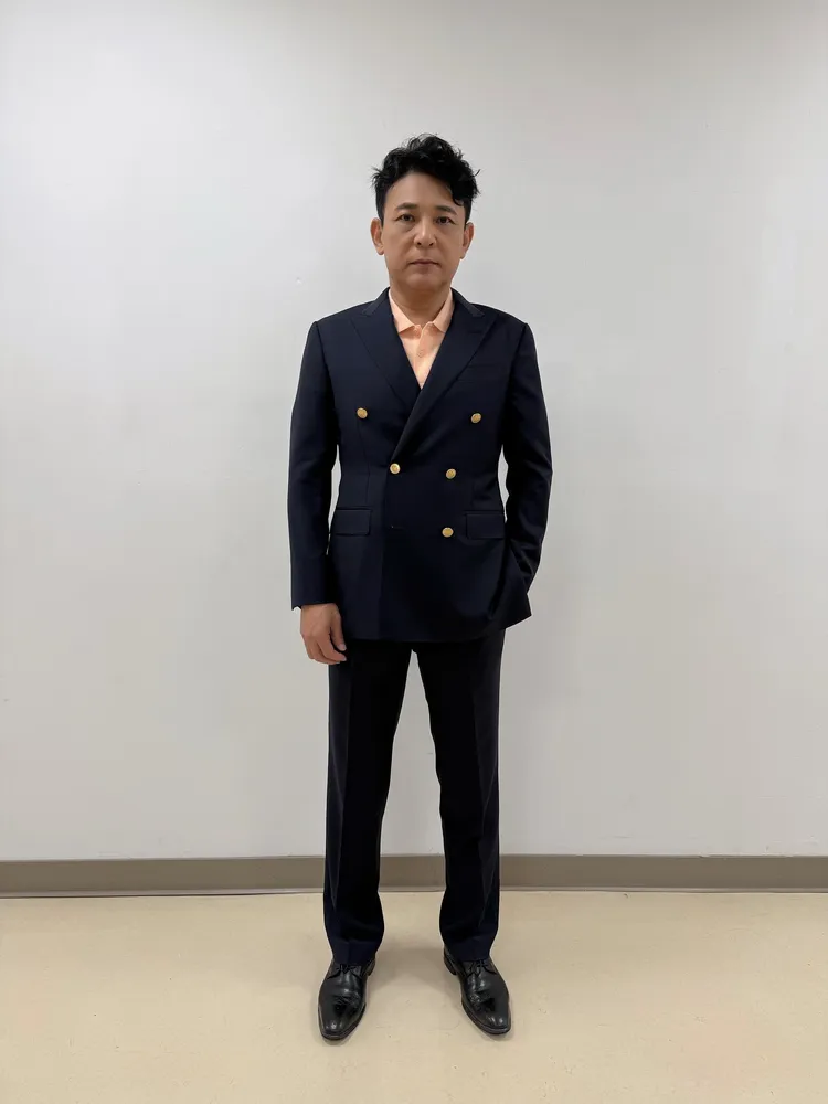 胡鴻達飾演房仲。民視提供