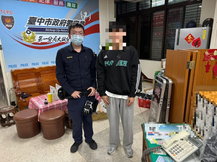 大誠分駐所警員方子邦透過手機翻譯軟體寫著柳姓旅客報案。翻攝畫面