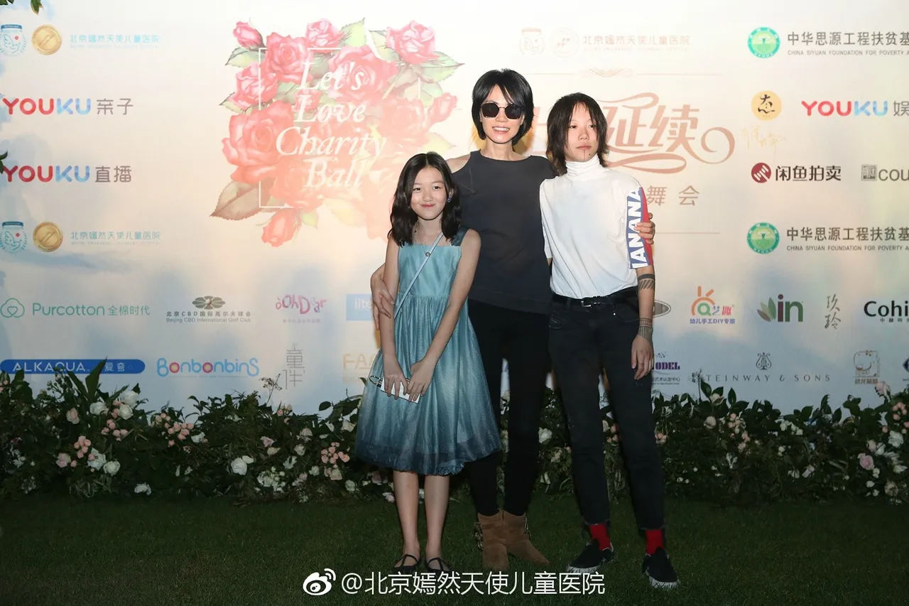 王菲（中）離婚後，仍會帶女兒出席嫣然天使基金的慈善活動。翻攝北京嫣然天使兒童醫院微博