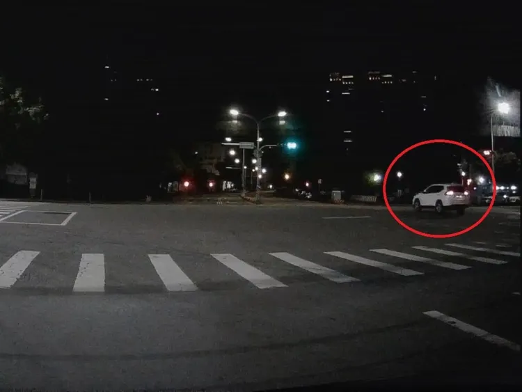 龍男撞到路車輛雖有下車查看，但卻逕自駛離，被熱心民眾報警查處。翻攝畫面