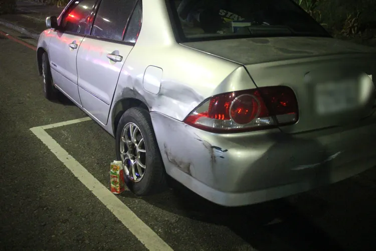 龍男撞到路車輛雖有下車查看，但卻逕自駛離，被熱心民眾報警查處。翻攝畫面