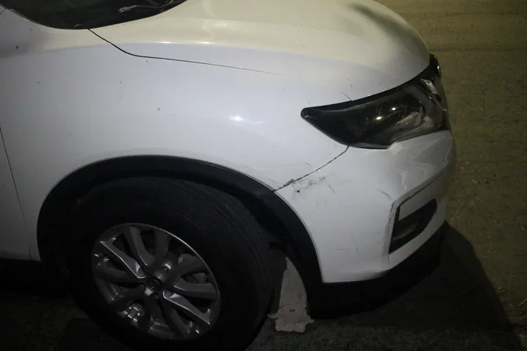 龍男撞到路車輛雖有下車查看，但卻逕自駛離，被熱心民眾報警查處。翻攝畫面